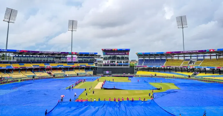 বৃষ্টির কারণে ঢেকে দেয়া হয়েছে প্রেমাদাসা স্টেডিয়াম